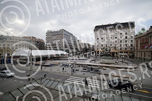 The installation of skating rinks on the Republic Square, which should open on December 25.
Postavljanje klizalista na Trgu republike koje bi trebalo da bude otvoreno 25. decembra. The installation of skating rinks on the Republic Square, which should open on December 25.
Postavljanje klizalista na Trgu republike koje bi trebalo da bude otvoreno 25. decembra.