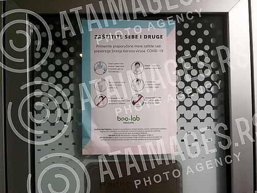 Notice of protection measures to prevent the spread of COVID-19 coronavirus on the laboratory door. Obavestenje o merama zastite radi prevencije sirenja korona virusa COVID-19 na ulaznim vratima laboratorije.