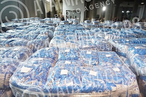 The President of the Republic of Serbia, Aleksandar Vucic, visited the warehouse of the Republic Directorate for Commodity Reserves - General Cargo Warehouse, Belgrade.Predsednik Republike Srbije Aleksandar Vucic obisao je skladista Republicke dire