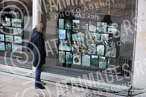 Awarding the prize to the winners of the competition THE BEST HOLE (Belgrade) of the city, which was organized by Nije Filozofski cutati, NIN, NewsNet, Marko Zvak and Ne davimo Beograd.Dodela nagrade pobednicima konkursa NAJ RUPA (Beo)grada koji su