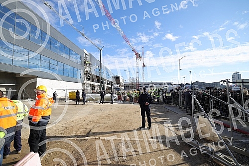 Numerous journalist teams and fans were waiting for Novak Djokovic at the Nikola Tesla Airport, who arrived from Belgrade to Belgrade at around 12:20, after the abolition of visas for Australia.Mnogobrojne novinarske ekipe i fanovi su na aerodromu 