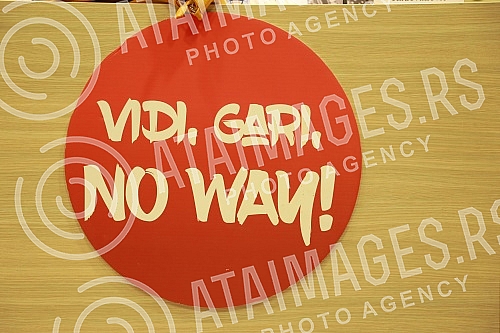 Protest group press conference Look, Gari, no way! which first met a year ago.
Konferencija za novinare Protestne grupe Vidi, Gari ne moze! koja se prvi put okupila pre godinu dana Protest group press conference Look, Gari, no way! which first met a year ago.
Konferencija za novinare Protestne grupe Vidi, Gari ne moze! koja se prvi put okupila pre godinu dana