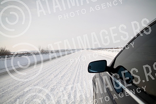 Stormy wind and snow created disturbances and led to heavy traffic on the Belgrade - Novi Sad highway.Olujni vetar i sneg stvorili su smetove i doveli do otezanog saobracaja na auto putu Beograd - Novi Sad.