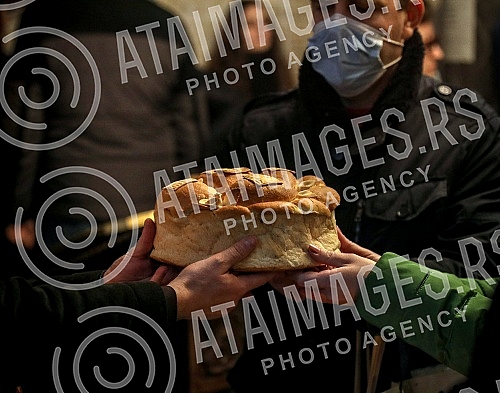 The Serbian orthodox church celebrates St. Nicholas - believers in the Church of St. Nicholas, which is located within the complex of the New cemetery. Srpska pravoslavna crkva slavi Svetog Nikolu - vernici u Crkvu Svetog Nikole koja se nalazi u ok