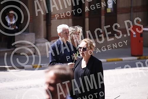 Veselin Vesa Simonovic, director and editor-in-chief of the Nova.rs portal, will be buried in the Alley of Merited Citizens at the New Cemetery in Belgrade, the family received condolences at 1:30 p.m., and the funeral service began at 2 p.m.
Veseli Veselin Vesa Simonovic, director and editor-in-chief of the Nova.rs portal, will be buried in the Alley of Merited Citizens at the New Cemetery in Belgrade, the family received condolences at 1:30 p.m., and the funeral service began at 2 p.m.
Veseli