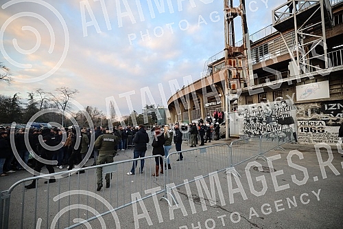 Fans of the Fejenodra football club, which will play the first game of the eighth finals of the League of Conferences against FC Partizan at 6:45 pm at the stadium in Humska, went to the stadium from the Republic Square with police escort.Navijaci 