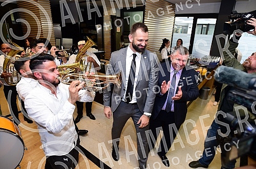 After winning the gold at the world championship, the volleyball players of Serbia were warmly welcomed at the M hotel.Posle osvojenog zlata na svetskom prvenstvu, odbojkasice Srbije svecano su docekane u hotelu M. 