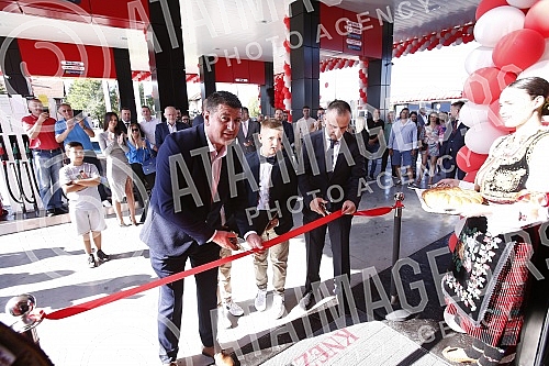 Posta Srbije and Knez Petrol have signed a business cooperation agreement that provides for the expansion of the postal network and services of Posta Srbije through the network of Knez Petrol gas stations.Posta Srbije i Knez petrol potpisali su ugo