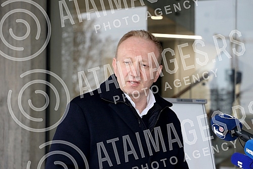 After three hearings of three lawsuits for texts published by Informer, the president of the Party of Freedom and Justice, Dragan Djilas, held a press conference in front of the Palace of Justice.Posle tri saslusanja po tri tuzbe za tekstove koje j
