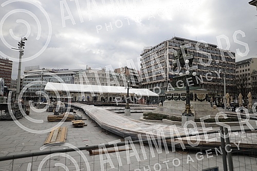 The installation of skating rinks on the Republic Square, which should open on December 25.Postavljanje klizalista na Trgu republike koje bi trebalo da bude otvoreno 25. decembra.
