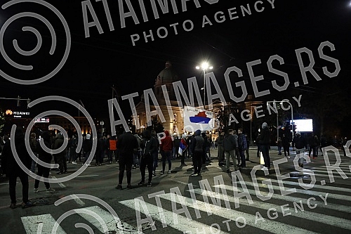 Several right-wing organizations organized a rally in front of the Serbian Parliament building in support of the brothers from Kosovo and Metohija.Nekoliko desnicarskih organizacija organizovalo je ispred zgrade Skupstine Srbije skup u znak podrske