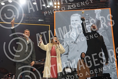 Citizens and tourists in Banja Luka welcomed the New Year 2022 on Krajina Square to the music of regional stars Petra Grasa and Neda Ukraden.Gradjani i turisti u Banjaluci docekali su Novu 2022. godinu na Trgu Krajine uz muziku regionalnih zvezda P