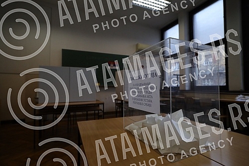 This morning, at seven o'clock, polling stations were opened for voting in the republican referendum on changing the Constitution, in the part related to justice.Jutros u sedam casova otvorena su biracka mesta za glasanje na republickom referendumu