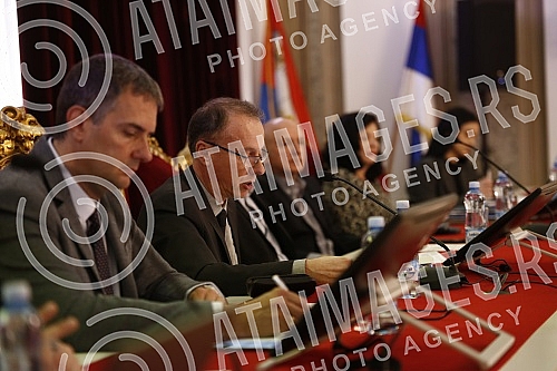 A session of the Senate of that university was held at the Rectorate of the University of Belgrade.U Rektoratu Univerziteta u Beogradu odrzana je sednica Senata tog univerziteta.