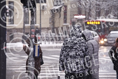 Snow in Belgrade has been falling for the second day, the central roads have been cleared, sidewalks are being cleaned.Sneg u Beogradu pada vec drugi dan, centralne sabracajnice su rasciscene, ciste se trotoari