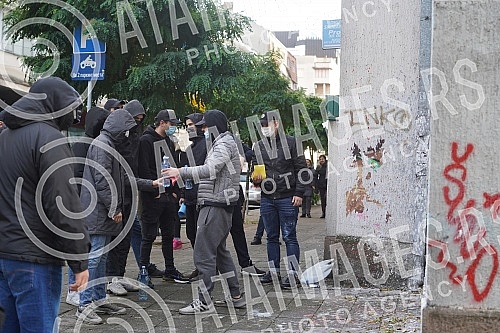 A group of young people gathered on the corner of Njegoseva and Aleksa Nenadovic and started cleaning the mural with the image of Ratko Mladic, on which a bucket of paint was thrown. Grupa mladih se okupila na uglu Njegoseve i Alekse Nenadovica i p