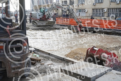 During the works on the reconstruction of Savska Street, a water pipe burst, and tram traffic was suspended on that route.Tokom radova na rekonstrukciji Savske ulice doslo je do pucanja vodovodne cevi, tramvajski saobracaj je obustavljen na toj tra