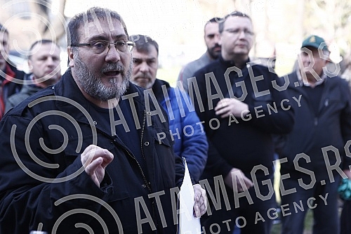 In front of the Presidency, a press conference was held by the Vice President of the Party of Freedom and Justice, Dejan Bulatovic, on the alleged new affair in Serbian agriculture.Ispred Predsednistva je odrzana konferencija za medije potpredsedni