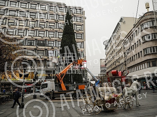 Installation of a New Year's tree in Knez Mihailova street, in the immediate vicinity of Republic Square.
Postavljanje novogodisnje jelke u Knez Mihailovoj ulici, u neposrednoj blizini Trga Republike Installation of a New Year's tree in Knez Mihailova street, in the immediate vicinity of Republic Square.
Postavljanje novogodisnje jelke u Knez Mihailovoj ulici, u neposrednoj blizini Trga Republike
