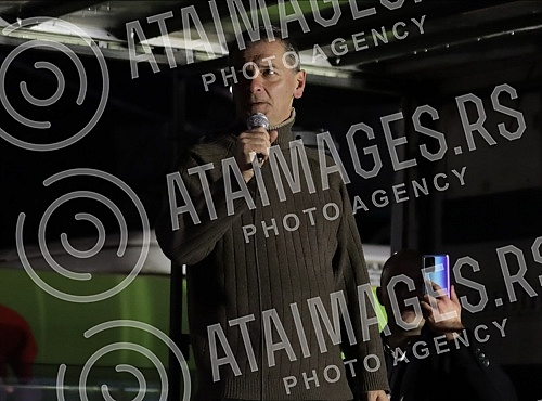 Several organizations and political parties called on citizens to gather in Belgrade's Republic Square, where those arrested and beaten during a peaceful protest and representatives of the organizers involved in the blockade will address those gather