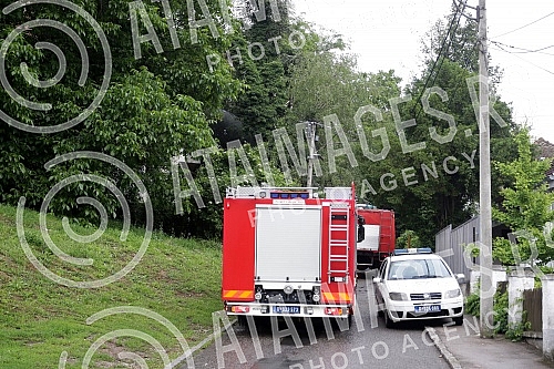 Fire in a private house in Ilije Djuricica Street in Belgrade's Zarkovo neighborhood, Cukarica municipality.Pozar u privatnoj kuci u ulici Ilije Djuricica u beogradskom naselju Zarkovo, opstina Cukarica.