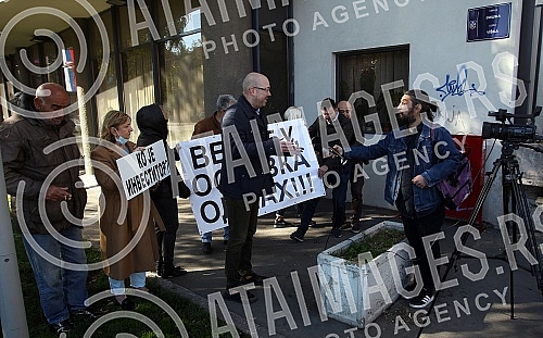 In front of the building of the municipality of Vracar, a new protest of opposition parties and associations of citizens demanding the responsibility of the authorities in the city and that municipality for the collapse of a residential building in V