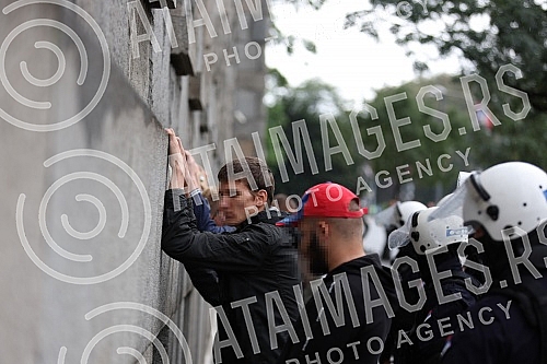 The police blocked the opponents of Europride in the central city streets, and some of them were detained.Policija je blokirala protivnike Europrajda u centralnim gradskim ulicama, a neki od njih su i privedeni.