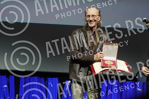In the big hall of the Kombank hall, after a two-year break, the traditional SEMUS awards ceremony was organized for the most prominent pop and music artists in Serbia.U velikoj sali Kombank dvorane, posle dve godine pauze organizovana je tradicion