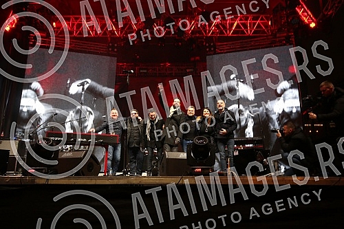 Citizens and tourists in Banja Luka welcomed the New Year 2022 on Krajina Square to the music of regional stars Petra Grasa and Neda Ukraden.Gradjani i turisti u Banjaluci docekali su Novu 2022. godinu na Trgu Krajine uz muziku regionalnih zvezda P