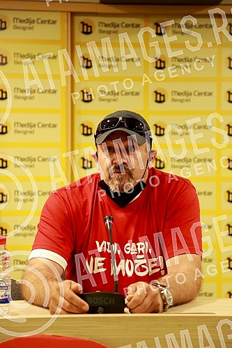 Protest group press conference Look, Gari, no way! which first met a year ago.
Konferencija za novinare Protestne grupe Vidi, Gari ne moze! koja se prvi put okupila pre godinu dana Protest group press conference Look, Gari, no way! which first met a year ago.
Konferencija za novinare Protestne grupe Vidi, Gari ne moze! koja se prvi put okupila pre godinu dana