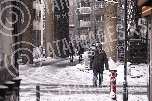 Snow in Belgrade has been falling for the second day, the central roads have been cleared, sidewalks are being cleaned.Sneg u Beogradu pada vec drugi dan, centralne sabracajnice su rasciscene, ciste se trotoari