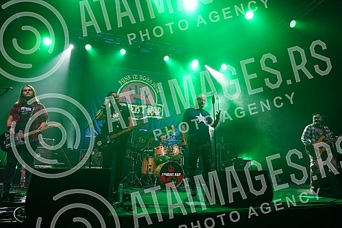 One of the most popular bands in the region, Hladno pivo, organized by the Long Play agency, held a big Belgrade concert in the Belekspo Center, as part of a series of performances before, as they announce, a long concert break.Jedan od najpopularn