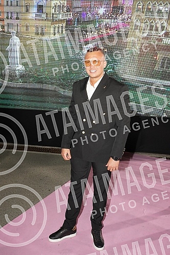 Superfinale of the fifth season of the reality program Zadruga, which is broadcast on Pink TV.Superfinale pete sezone rijaliti programa Zadruga koji se emituje na televiziji Pink.