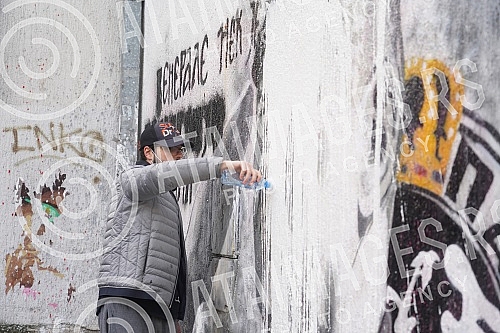 A group of young people gathered on the corner of Njegoseva and Aleksa Nenadovic and started cleaning the mural with the image of Ratko Mladic, on which a bucket of paint was thrown. Grupa mladih se okupila na uglu Njegoseve i Alekse Nenadovica i p