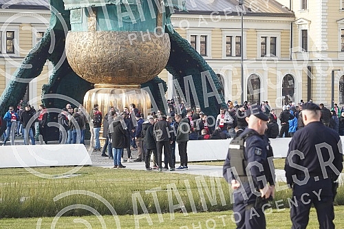 During the works on the reconstruction of Savska Street, a water pipe burst, and tram traffic was suspended on that route.Navijaci fudbalskog kluba Crvena zvezda okupljaju se kod spomenika Stefanu Nemanji odakle ce krenuti na stadion Rajko Mitic gd