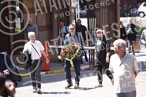 Veselin Vesa Simonovic, director and editor-in-chief of the Nova.rs portal, will be buried in the Alley of Merited Citizens at the New Cemetery in Belgrade, the family received condolences at 1:30 p.m., and the funeral service began at 2 p.m.
Veseli Veselin Vesa Simonovic, director and editor-in-chief of the Nova.rs portal, will be buried in the Alley of Merited Citizens at the New Cemetery in Belgrade, the family received condolences at 1:30 p.m., and the funeral service began at 2 p.m.
Veseli