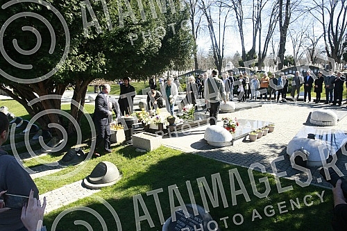Members of the Democratic Party laid a wreath at the grave of slain Prime Minister Zoran Djindjic.Clanovi Demokratske stranke polozili su venac na grob ubijenog premijera Zorana Djindjica.