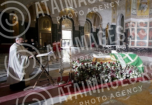 In the Temple of Saint Sava, a coffin with the remains of Patriarch Irinej was placed on a pedestal of flowers.U Hramu Svetog Save na postament od cveca polozen je kovceg sa zemnim ostacima patrijarha Irineja.