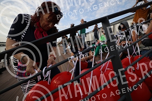 Citizens gathered at the Savanova restaurant, where Matej Peris was filmed going down the Sava River, and as a sign of honor and sorrow with which they sympathize, they threw flowers into the water and released balloons.Gradjani su se okupili kod r