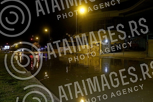 Plumbed water pipe in Pastroviceva street near the new shopping center Ada Moll.Pukla vodovodna cev u Pastrovicevoj ulici kod novog trznog centra Ada Moll.