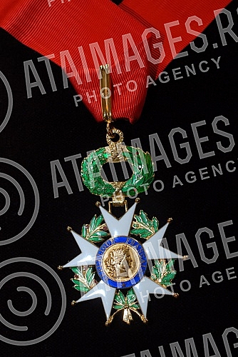 Dekretom predsednika Republike Francuske, Fransoa Olanda, prestolonaslednik Aleksandar Karadjordjevic odlikovan je najvisim francuskim odlikovanjem, ordenom Legije casti u rangu komandira. Orden urucila ambasadorka Republike Francuske u Srbiji Kristi Dekretom predsednika Republike Francuske, Fransoa Olanda, prestolonaslednik Aleksandar Karadjordjevic odlikovan je najvisim francuskim odlikovanjem, ordenom Legije casti u rangu komandira. Orden urucila ambasadorka Republike Francuske u Srbiji Kristi