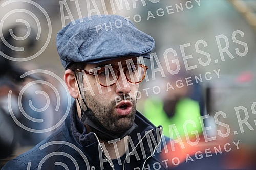 Street artist and architect Andrej Josifovski, better known as the Pianist, set up a new, unusual installation in front of the National Assembly of Serbia as part of the 