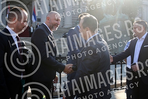 In front of the parliament building, a part of the assembly fence delivered from Northern Macedonia was handed over.Ispred zgrade parlamenta obavljena je primopredaja dela skupstinske ograde dopremljene iz Severne Makedonije. 