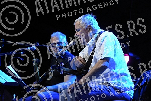 Singer Zoran Predin held a promotion of the book - Mongolian stains in the courtyard of the University and then a songwriting concert.Pevac Zoran Predin odrzao je promociju knjige - Mongolske mrlje u dvoristu Univerziteta a zatim i kantautorski konc