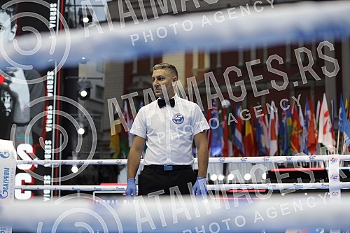 Celebrating World Boxing Day with a class of Roy Jones Jr. at Republic Square.Obelezavanje Svetskog dana boksa uz cas Roj Dzonsa Juniora na Trgu republike.