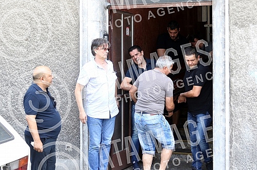 Sinan Sakic, a premature singer, was taken to Loznica from a flat in Belgrade.
Preminulog pevaca Sinana Sakica odvoze za Loznicu iz stana u Beogradu Sinan Sakic, a premature singer, was taken to Loznica from a flat in Belgrade.
Preminulog pevaca Sinana Sakica odvoze za Loznicu iz stana u Beogradu