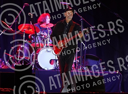The concert of Vlatko Stefanovski and the V3 trio was held at the Tasmajdan stadium.Koncert  Vlatka Stefanovskog i V3 tria odrzan je na stadionu Tasmajdan. 