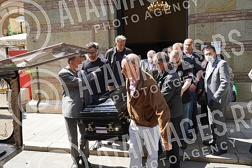 One of the greatest Serbian and Yugoslav singers of popular music, Djordje Marjanovic, was buried in the Alley of Merited Citizens at the New Cemetery.Jedan od najvecih srpskih i jugoslovenskih pevaca zabavne muzike Djordja Marjanovica sahranjen je