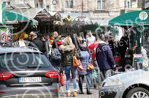 Because of the coronavirus, Belgrade markets operate three days a week on Thursdays, Fridays and Saturdays. Zbog korona virusa pijace u Beogradu rade tri dana nedeljno, cetvrtakom, petakom i subotom.