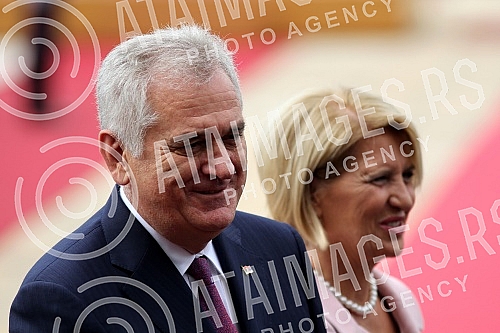 The second day of the visit of the President of China Xi Jinping's continued in the Palace of Serbia.Drugi dan posete predsednika Kine Si Djinping nastavio se svecanim docekom ispred Palate Srbija.